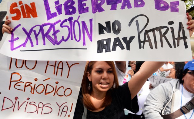 Protesta por la libertad de expresión frente a la sede de Cencoex (2014) / Foto: Omar Véliz  FOTO JUAN BARRETO / AFP