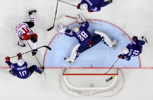 Portero de Francia Cristobal Huet (C) defiende en el hockey sobre hielo de los hombres del Grupo Mundial Campeonato Un partido contra Canadá en Chizhovka Arena de Minsk 09 de mayo 2014. Reuters / Vasily Fedosenko