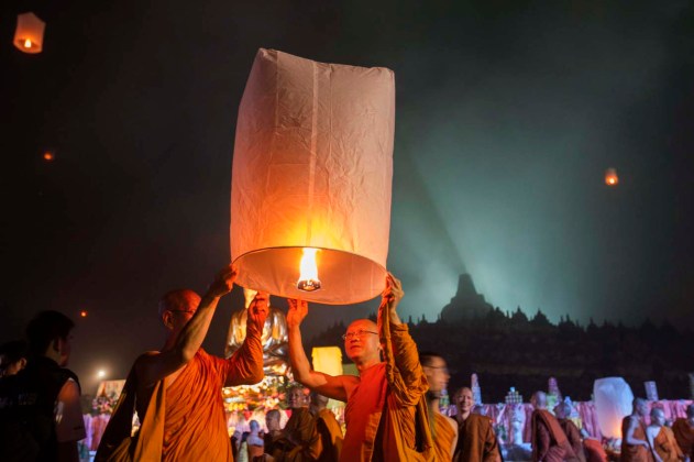 Los monjes sostienen una linterna de papel antes de soltarlo en Borobudur templo durante las celebraciones por el Día de Vesak en Magelang, Java central / Dwi Oblo / Reuters