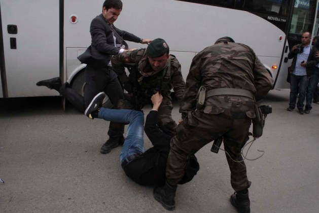 Un manifestante es pateada por Yusuf Yerkel (L), consejero del primer ministro de Turquía, Tayyip Erdogan, como las Fuerzas Especiales policías lo detienen durante una protesta contra la visita de Erdogan a Soma, un distrito en el oeste de la provincia turca de Manisa / Mehmet Emin Al / Reuters