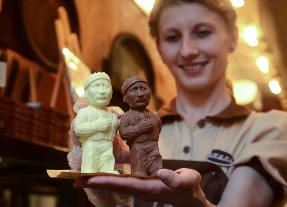 Un miembro del personal tiene el chocolate en forma de presidente de Rusia, Vladimir Putin, en Lvov Estudio chocolate en Lviv / Romana Baluk / Reuters