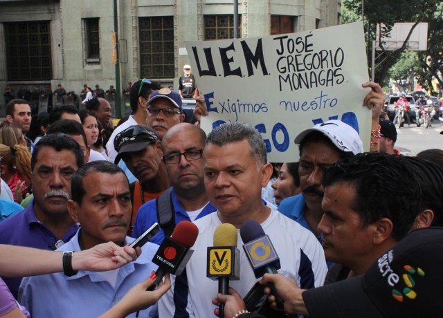 Entrega de documento en la Vicepresidencia 3