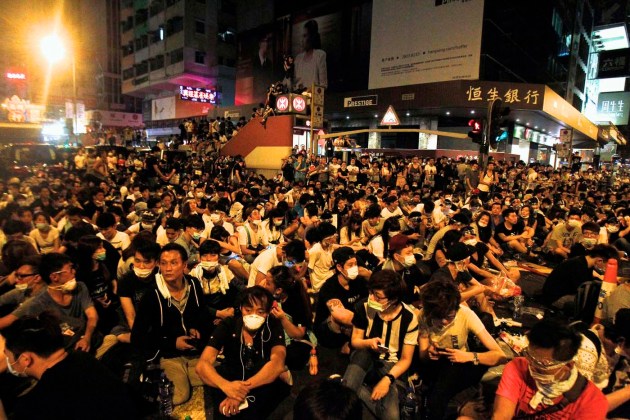 Cientos de manifestantes bloquean una calle principal en el barrio comercial Mogkok de Hong Kong