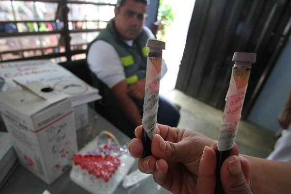 La muestra de sangre se está recolectando en dos tubos distintos. (Foto/Jorge Castellanos)