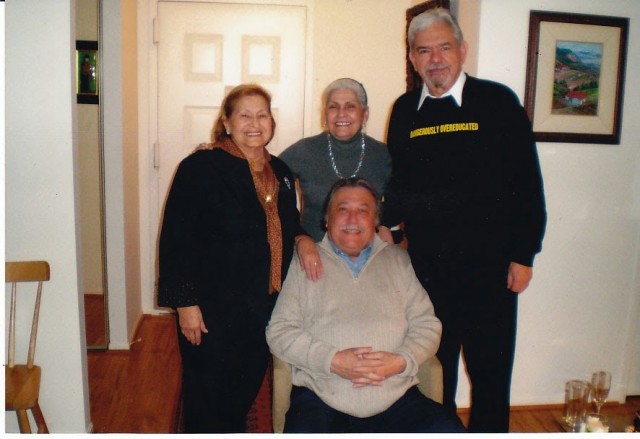 Alberto, sentado, con Yolanda, su esposa, Marianela, mi esposa y yo. Alrededor de 2009