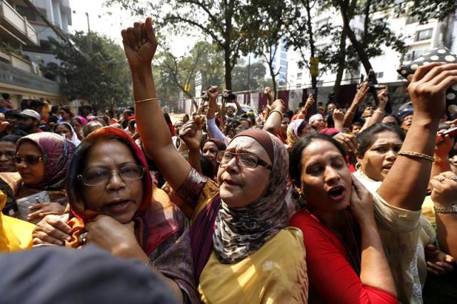 Simpatizantes del partido gobernante la Liga Awami protestan contra las huelgas y oleada de violencia de las últimas semanas y contra la líder del principal partido de la oposición de Bangladesh, Khaleda Zia, en Dacca (Bangladesh) hoy, lunes 16 de febrero de 2015. Las elecciones generales celebradas hace un año en Bangladesh estuvieron marcadas por choques entre miembros de grupos opositores y las fuerzas del orden, que provocaron, durante toda la campaña electoral, la muerte de unas 170 personas. La oposición y varias organizaciones pro derechos humanos han criticado al Gobierno bangladeshí por los ataques a sus adversarios políticos desde entonces. Khaleda Zia, que fue primera ministra de Bangladesh, permaneció dos semanas encerrada en la sede de su partido por orden policial. EFE/Abir Abdullah