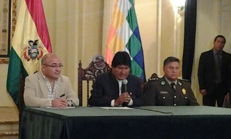 Foto: El presidente Evo Morales, junto al ministro de Gobierno, Hugo Moldiz, informa sobre los ajustes en la Policía / La razon