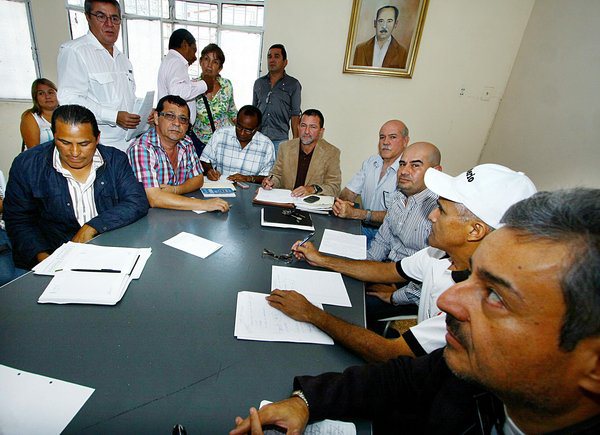 Franklin Chacón, coordinador de la coalición sindical de docentes del estado Táchira, junto al resto de los integrantes. (Foto/Omar Hernández)