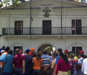 Al menos 200 personas exigen trabajo frente a la gobernación de Monagas