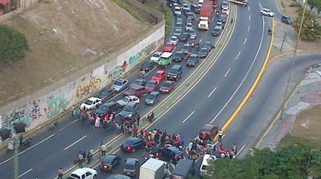 Restablecen tránsito en la Caracas-La Guaira (Fotos)
