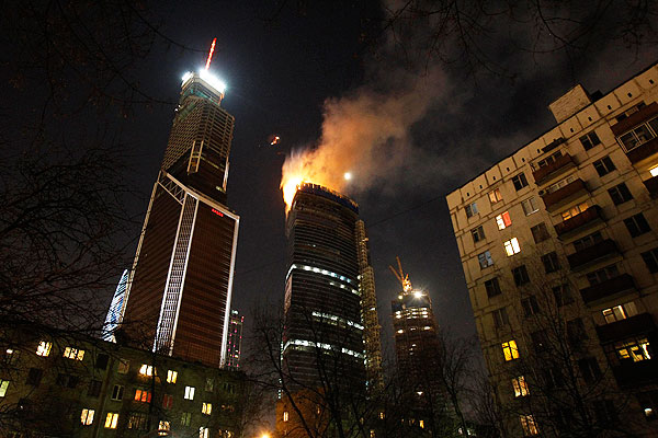 Nueve muertos en un incendio de un edificio en construcción en Moscú