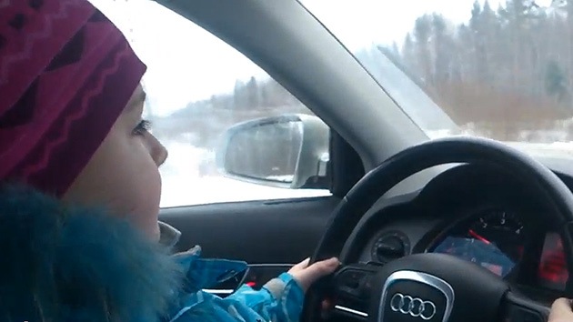 Esta niña de ocho años conduce a 100 kilómetros por hora