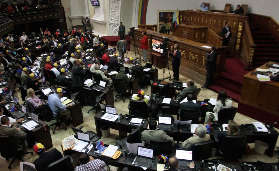 Parlamento aplaza enmienda constitucional para llevar a Chávez al Panteón