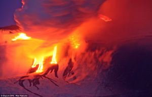 Impresionante: La lava del Monte Etna recrea la Torre Eiffel (Imágenes)