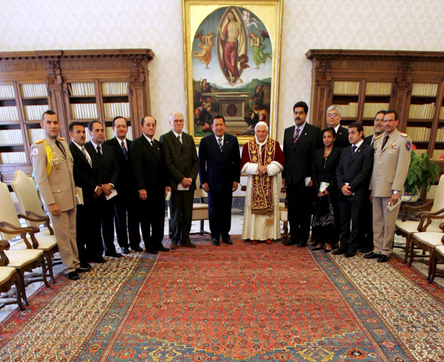Adivinen quién acompañó a Chávez cuando se reunió con el Papa (Foto)