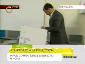 Rafael Correa ejerció su derecho al voto (Imágenes)