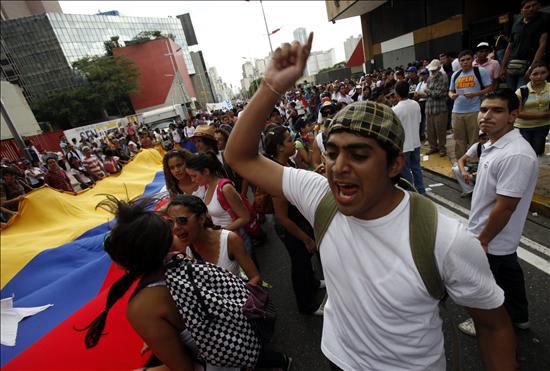“Jóvenes de Venezuela tienen el reto de luchar por la restitución de los derechos perdidos”