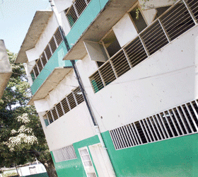 Estudiante cayó del segundo piso de un liceo en Maracay