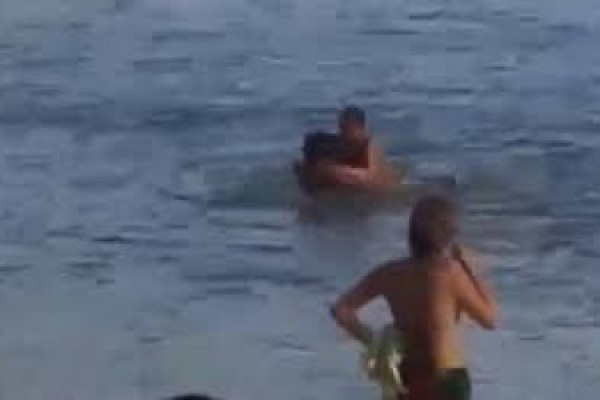 Los grabaron haciendo el amor en la playa y los aplauden al terminar (Video)