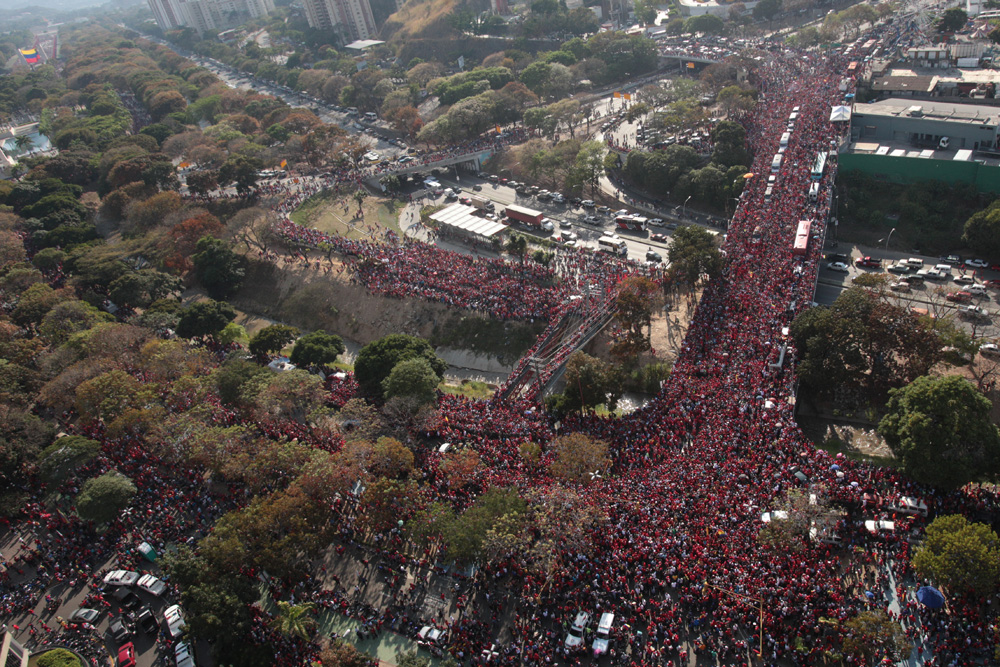 Impresionantes fotografías aéreas del cortejo fúnebre de Chávez