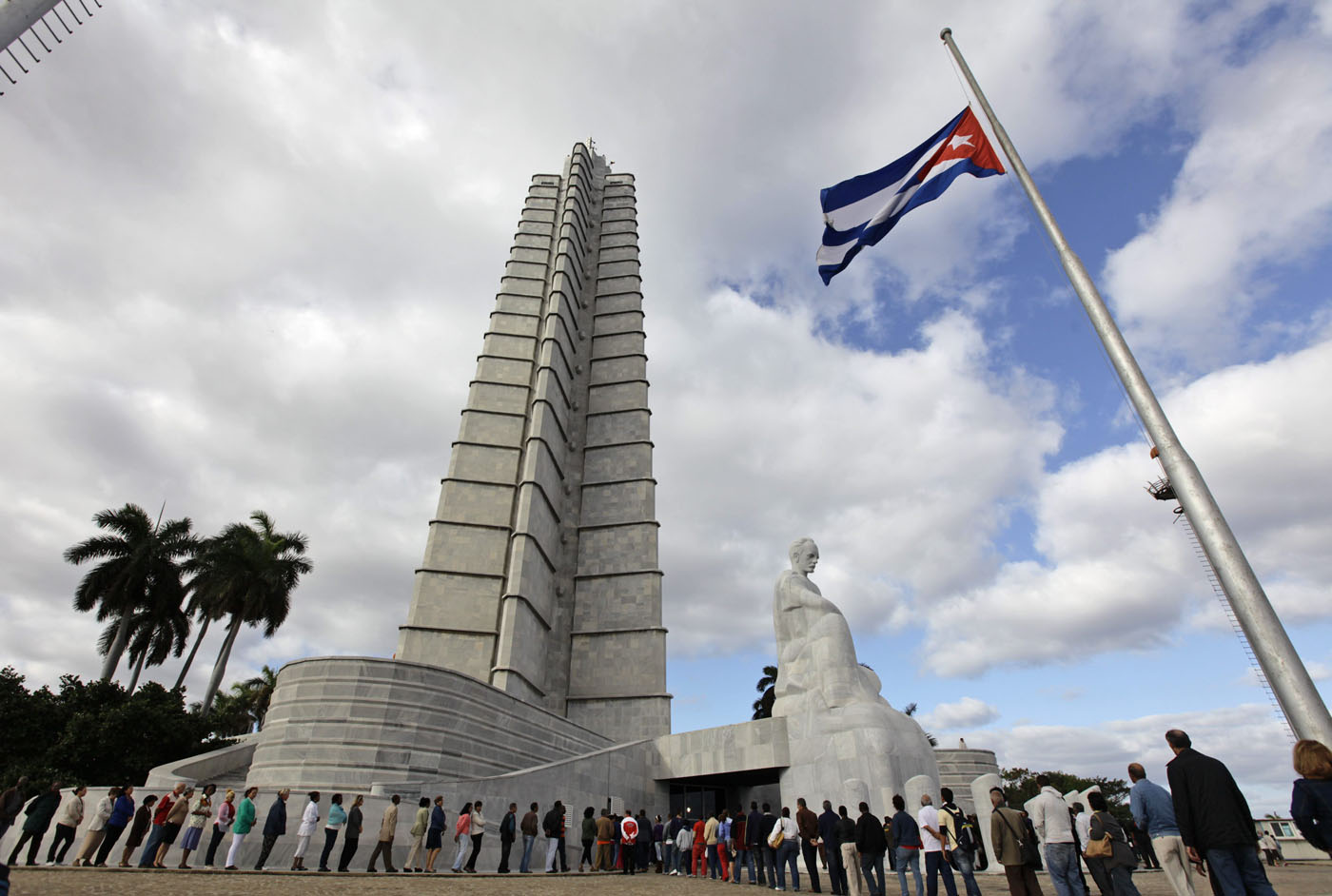 En Cuba también hacen cola para rendirle homenaje a Chávez (Fotos)