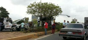 Colapsa la C-1 Maracaibo por choque de gandola (FOTOS)