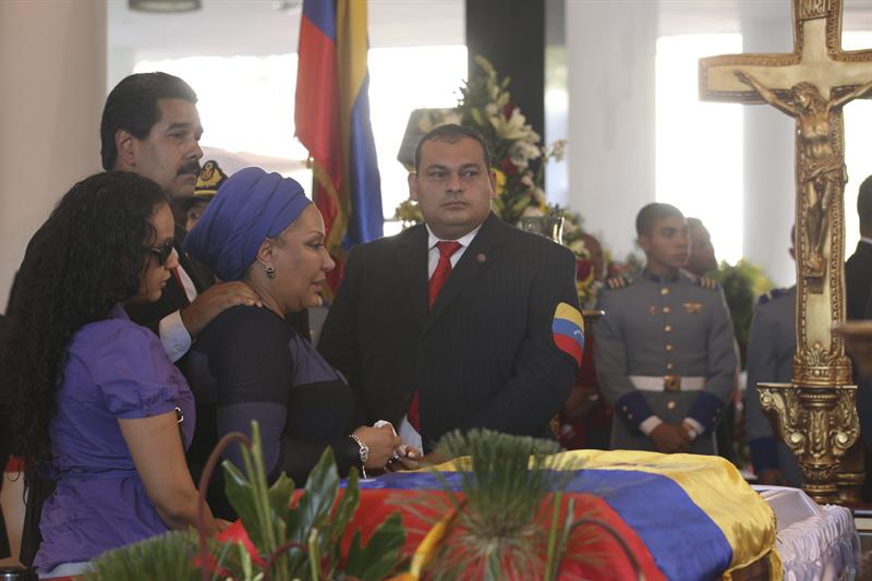 Piedad Córdoba se mostró afligida frente al féretro de Chávez (FOTOS)