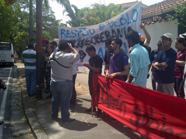 Estudiantes se encadenan en la casa del Gobernador de Carabobo (FOTOS)