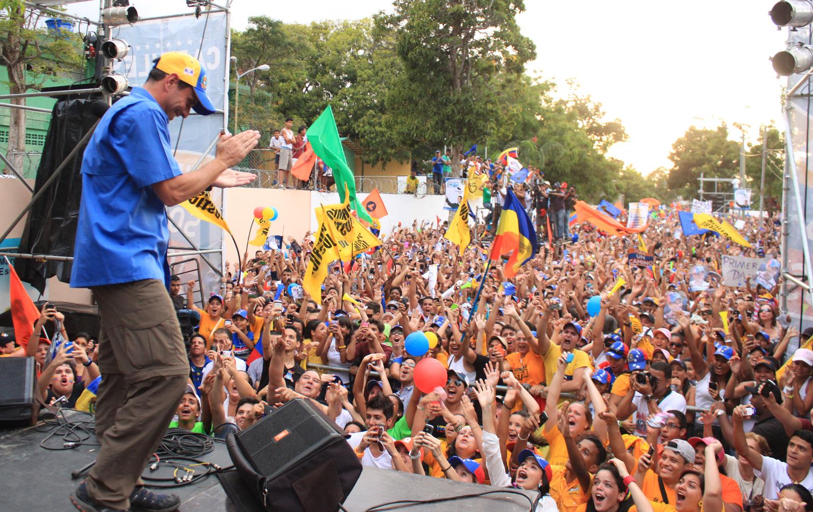 Así recibieron a Capriles en Vargas (FOTOS)