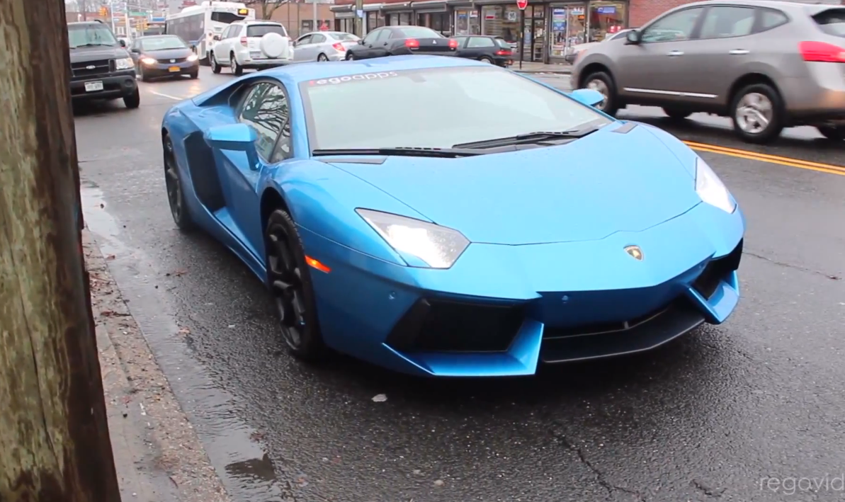 Va a buscar a niña pobre al colegio en un Lamborghini Aventador (Video)