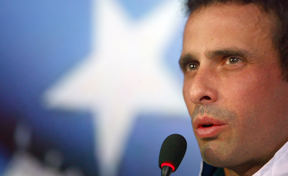 Capriles llama a los jóvenes a inscribirse en el Registro Electoral