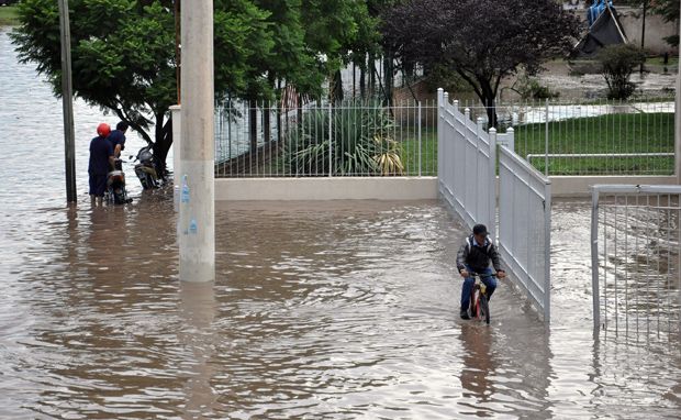 Fuerte temporal en la capital argentina deja una persona fallecida