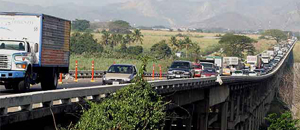 Camioneta pierde su punta de eje en el viaducto La Cabrera