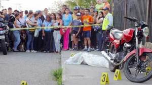 Matan a adolescente y hieren a otro frente a un liceo en Trujillo