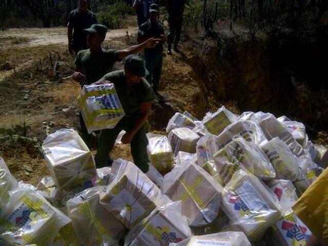 Siguen apareciendo cajas con papeletas de votación (Fotos)