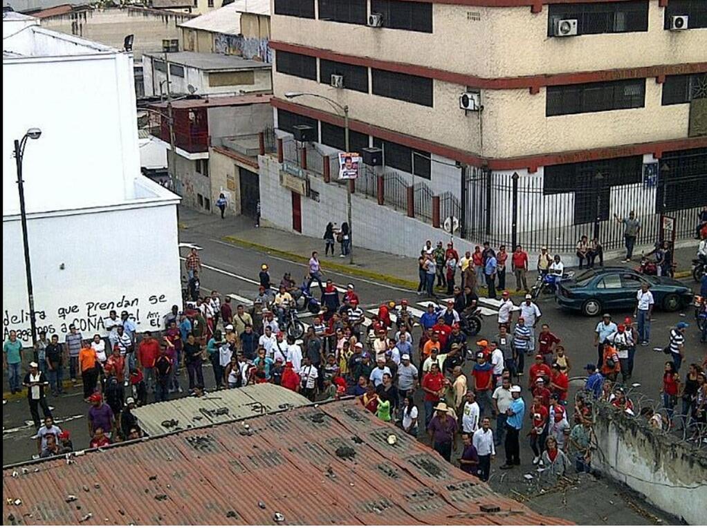 Chavistas lanzan molotovs y destrozan diarios La Región y Avance en Los Teques, periodistas hacen llamados de auxilio (FOTOS)