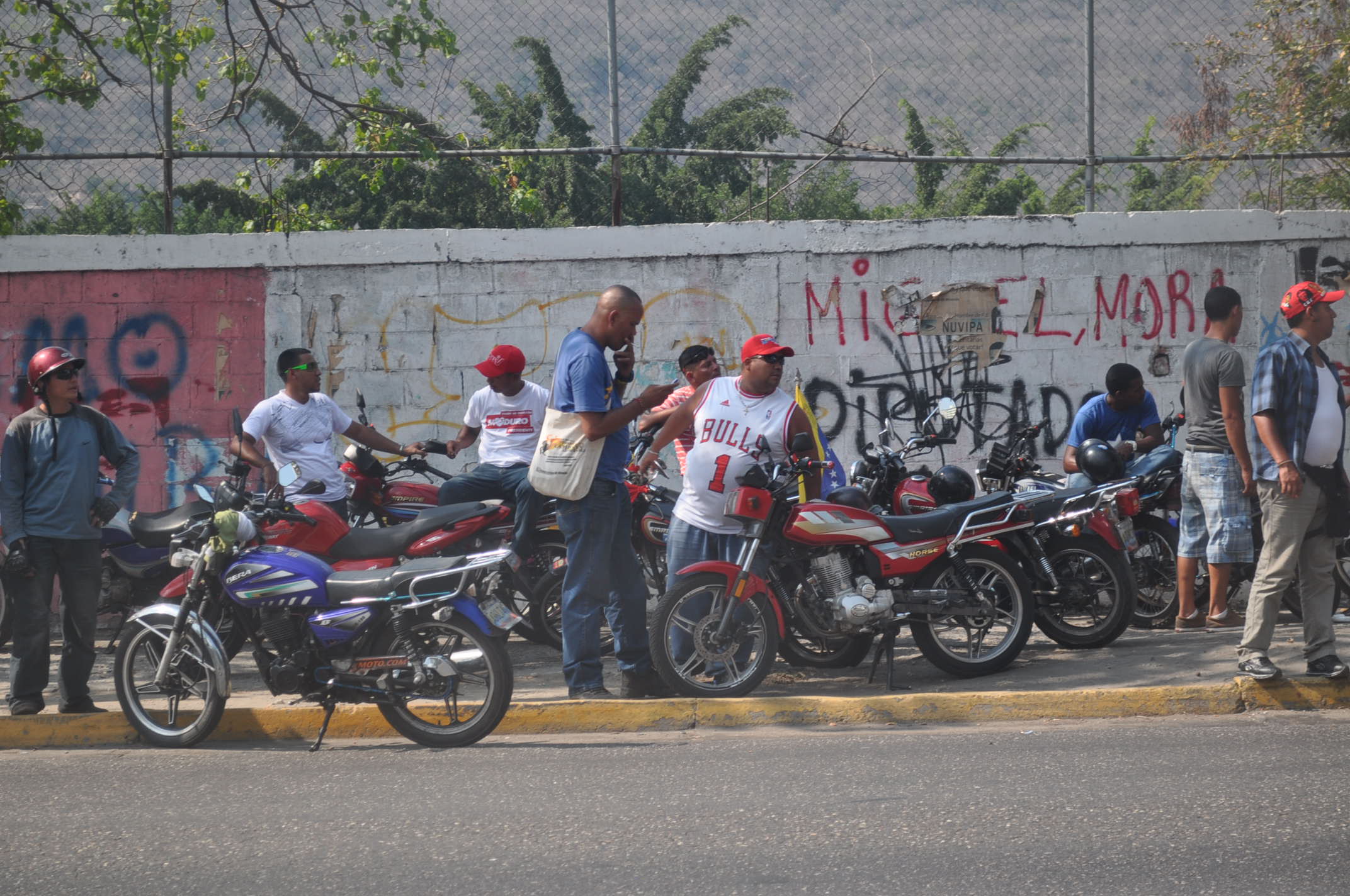 Chavistas perturbando proceso electoral (Fotos)