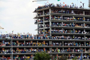 Simpatizantes de Capriles llenaron construcción de un edificio de la Misión Vivienda (Fotos)