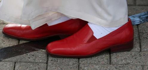 Los zapatos rojos de Benedicto XVI se exhiben en Granada