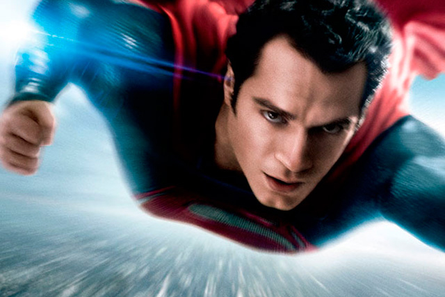 Henry Cavill casi llora viéndose como Superman