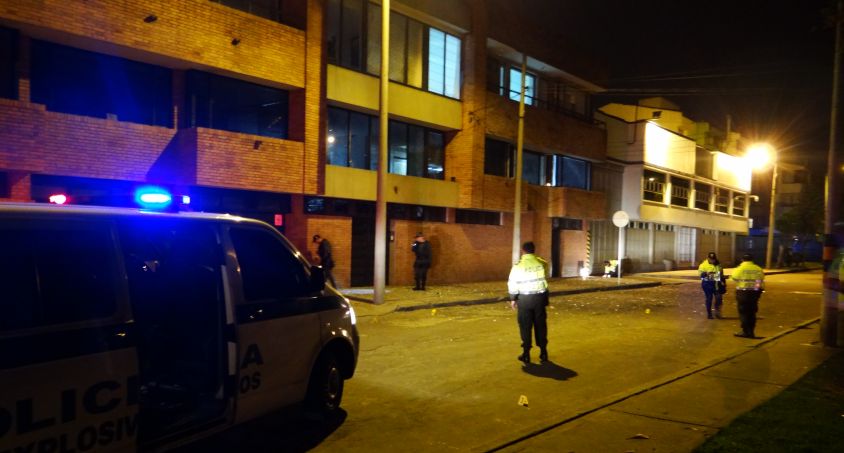 Artefacto provoca explosión en una calle de Bogotá