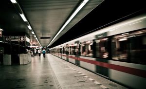 En República Checa habilitarán línea de metro solo para solteros