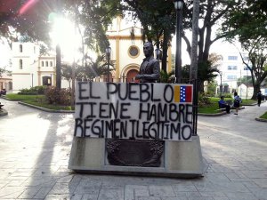 Así amanecieron algunas plazas del país con mensajes para Maduro (Fotos)