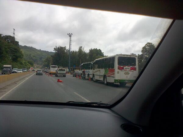 Autobuses que van a la marcha universitaria son detenidos por la GNB (Foto)