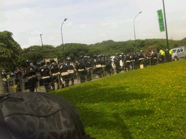 Así custodia la PNB a la marcha opositora en Plaza Venezuela (Fotos)