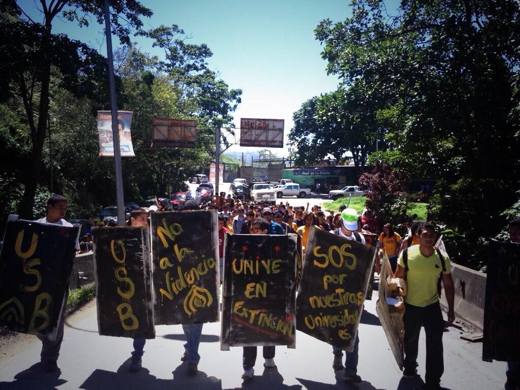 Estudiantes universitarios trancan la Autopista Regional del Centro (Fotos)