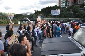 Estudiantes cerraron la autopista Francisco Fajardo (FOTOS)