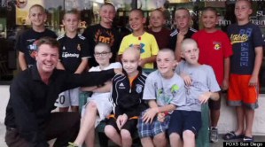 Niños se afeitan la cabeza para mostrar su apoyo a amigo con cáncer (Video)