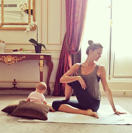 Gisele Bündchen le enseña a su pequeña hija las bondades del yoga (Foto)