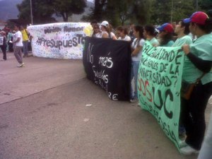 Por segundo día universitarios exigieron al gobierno mejoras salariales en Carabobo